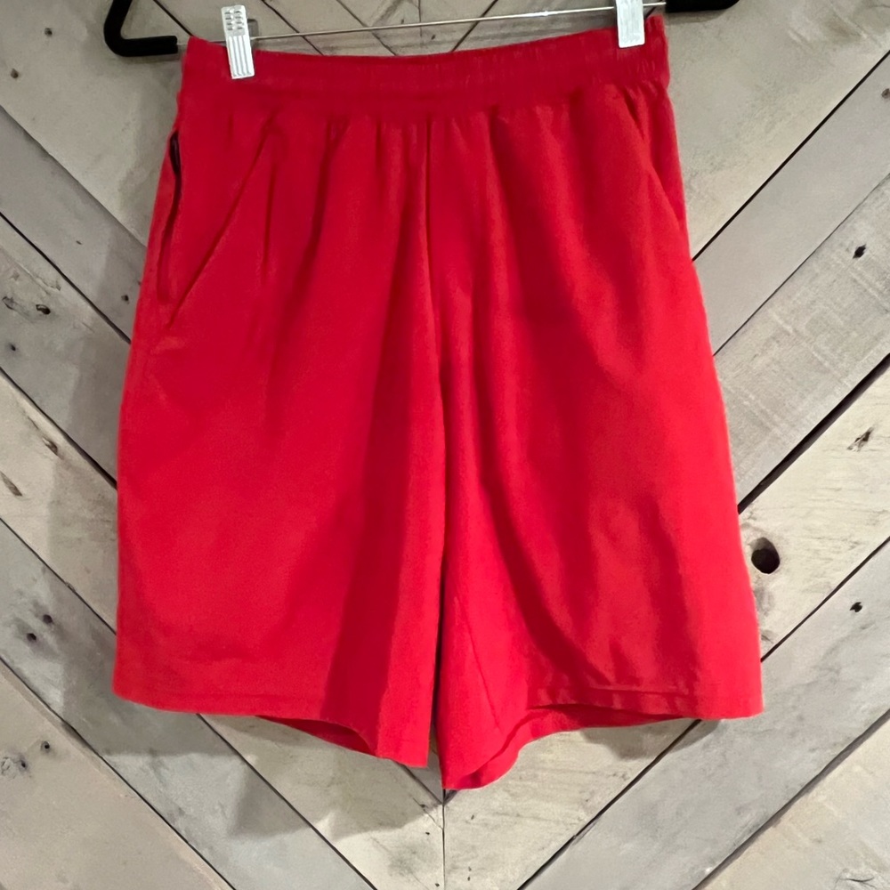 Lulu lemon Pacebreaker 7” shorts 
Red 
Size: small
Mens-unlined